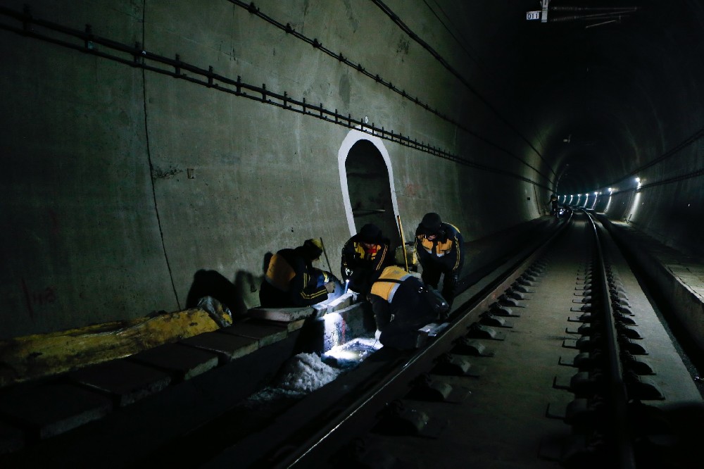 阿里铁路运营隧道病害现状